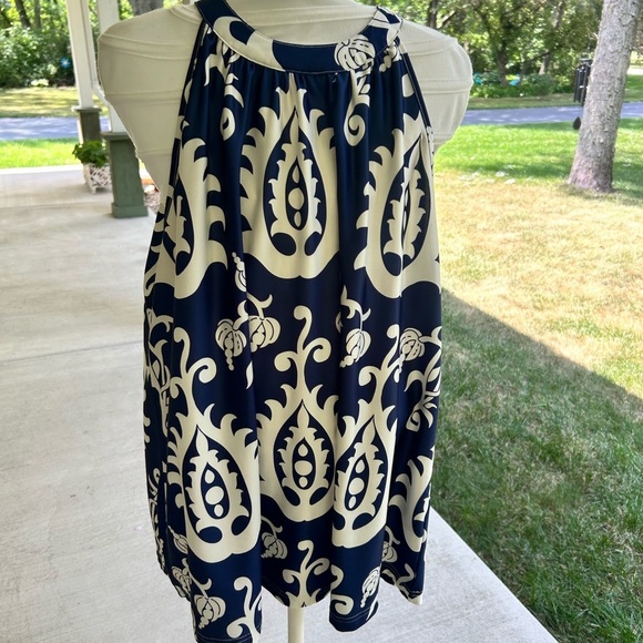 Loveu.dear-Navy and Cream floral Sleeveless Blouse - Picture 2 of 7